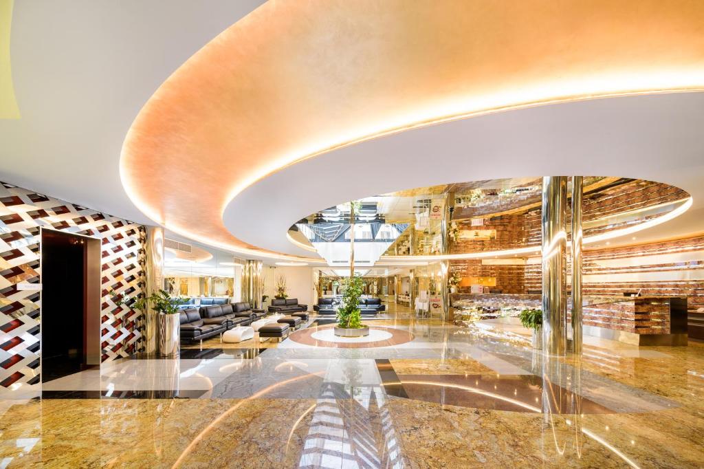 eine Lobby eines Hotels mit einer großen Lobby in der Unterkunft Grandium Hotel Prague in Prag