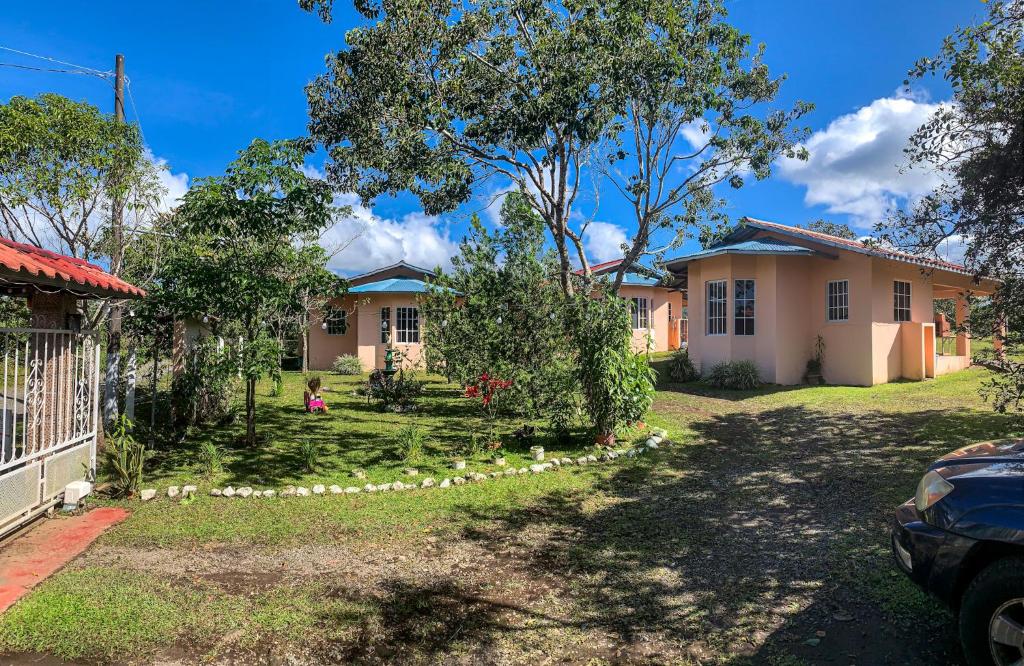 una casa con un coche aparcado delante de ella en Linda Vista Cabins, en Boquete