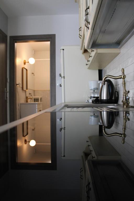 A kitchen or kitchenette at Urban Chic Apartments Lefkada