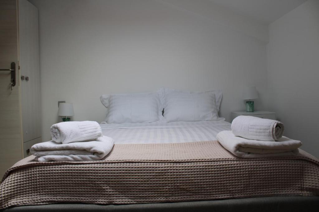 A bed or beds in a room at Urban Chic Apartments Lefkada