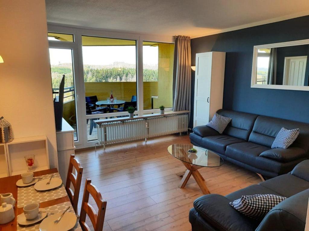 een woonkamer met een bank en een tafel bij Apartment 560 in Hohegeiß
