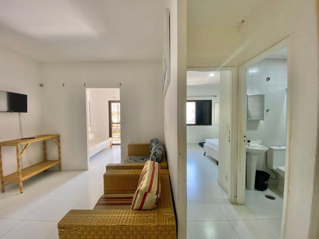 sala de estar con 2 camas y baño en APARTAMENTO Pe na Areia com piscina vista mar bairro nobre, en Bertioga