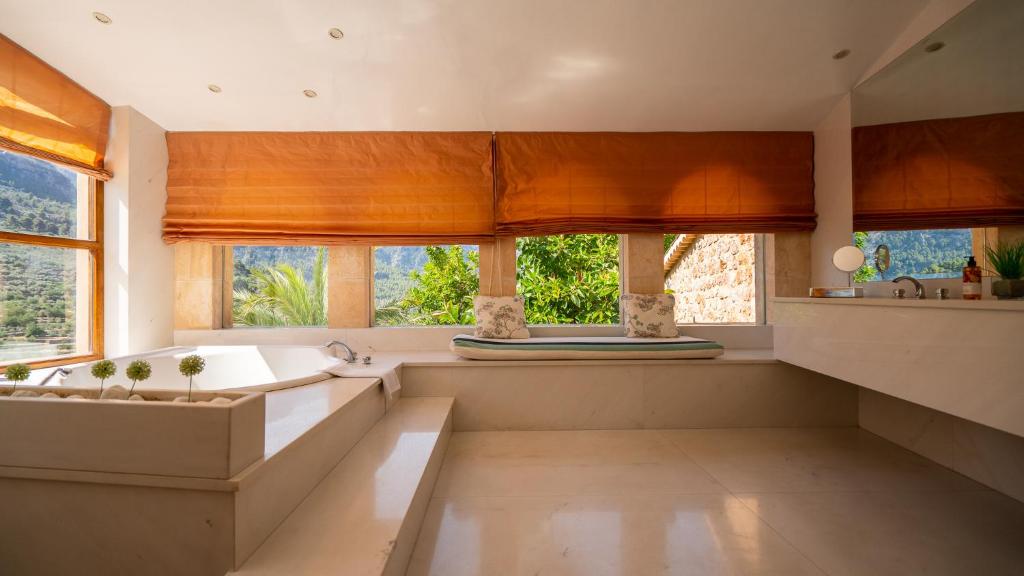 A bathroom at Hotel Can Verdera