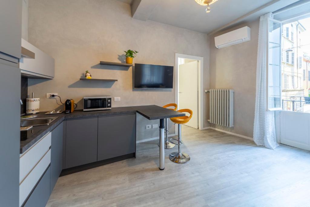 Kuchnia lub aneks kuchenny w obiekcie Parma Central Apartments