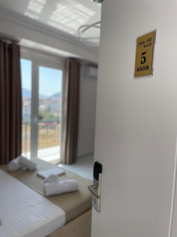 Postel nebo postele na pokoji v ubytování Golden Hill Ksamil