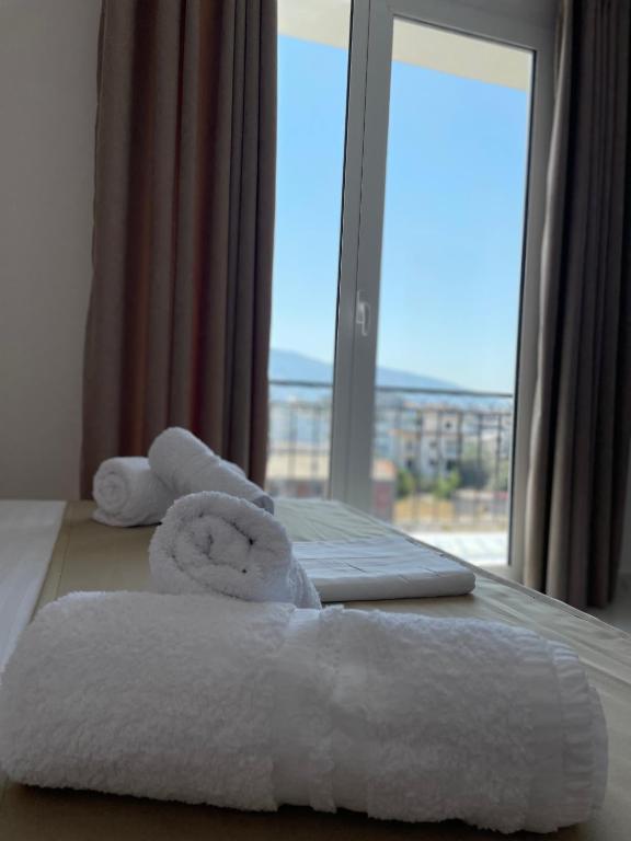 Postel nebo postele na pokoji v ubytování Golden Hill Ksamil