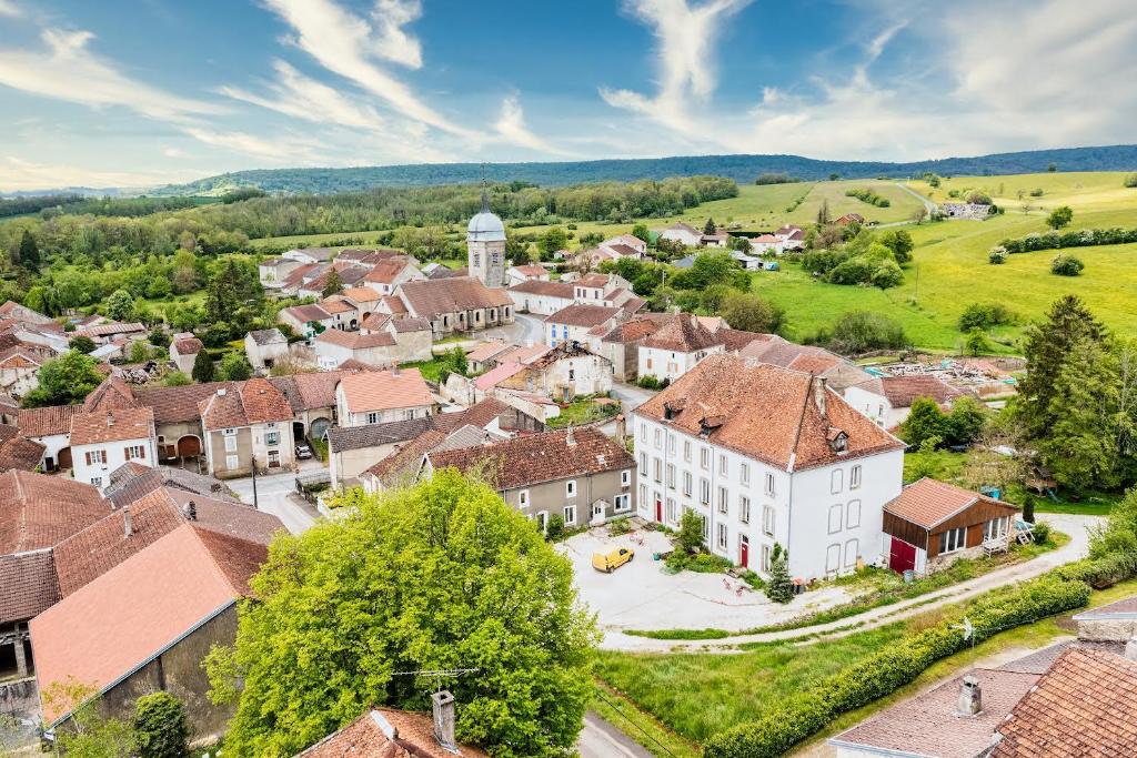 - une vue aérienne sur une petite ville avec des maisons dans l'établissement Chateau Melay, à Melay