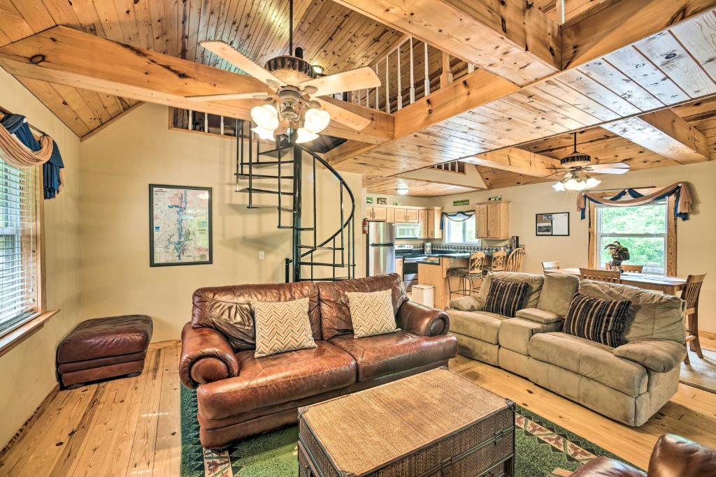 sala de estar con muebles de cuero y techo en Golfers Retreat Guntersville Lake On-Site, en Guntersville