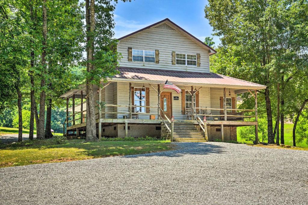 dom z flagą z przodu w obiekcie Guntersville Cabin Nestled in Kudzu Cove Resort w mieście Guntersville