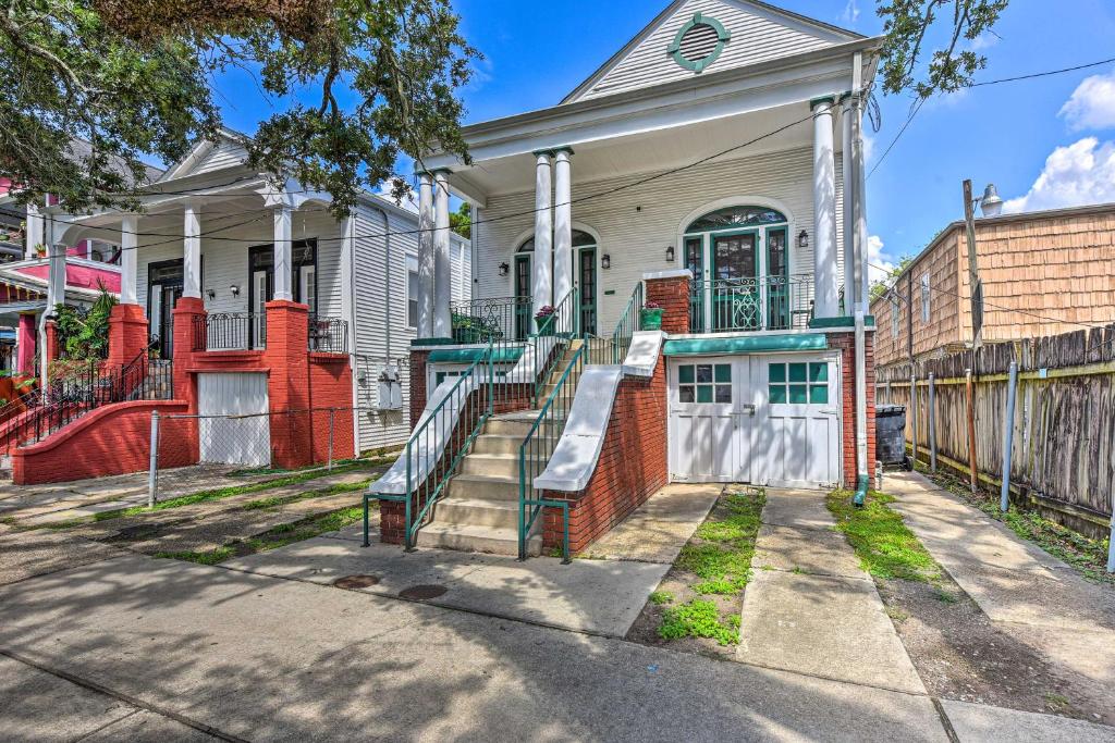 una casa blanca con una valla roja delante de ella en Charming New Orleans Home Less Than 3 Mi to Bourbon St en Nueva Orleans