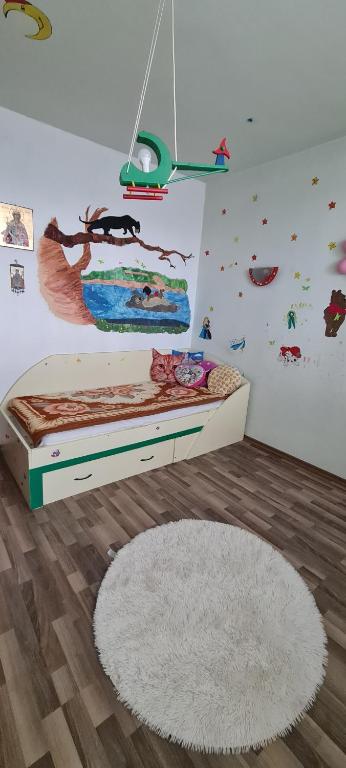 una camera con un letto e un tappeto bianco di Casa Lazăr a Braşov