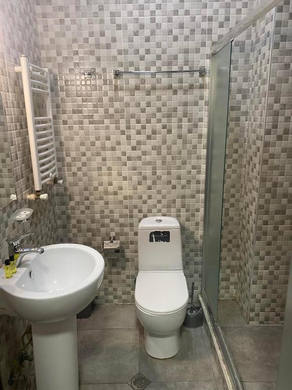 Koupelna v ubytování Hotel Guri