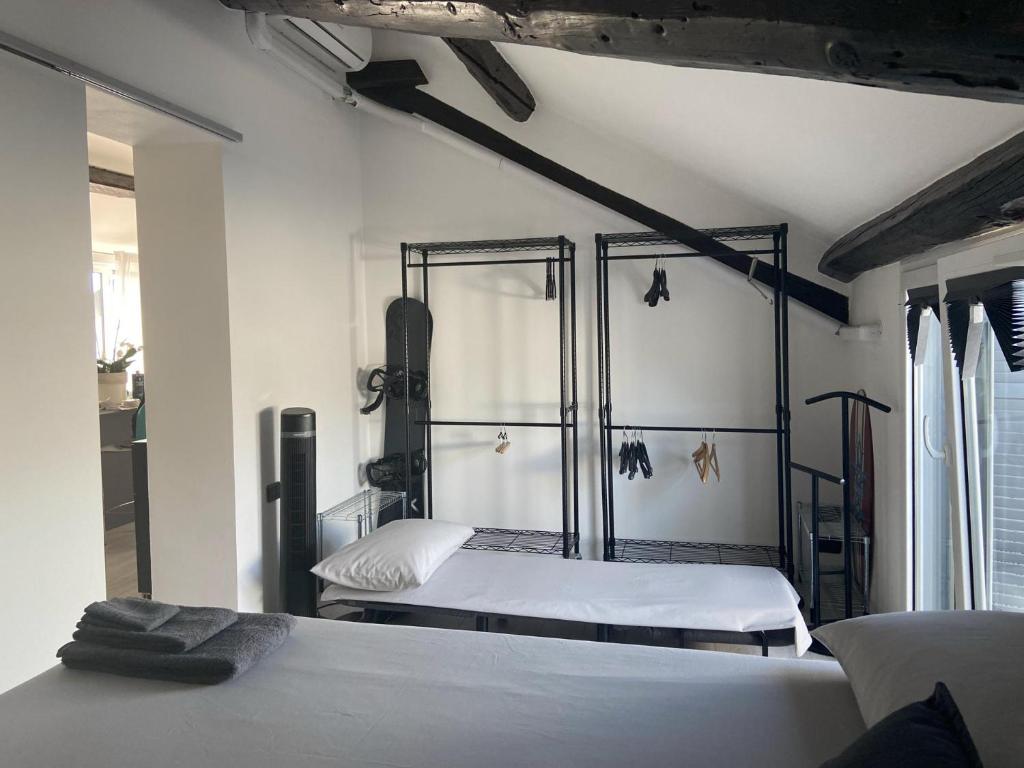 1 dormitorio con 2 camas en una habitación en Rooftop openspace with balconies parking and bbq, en Como