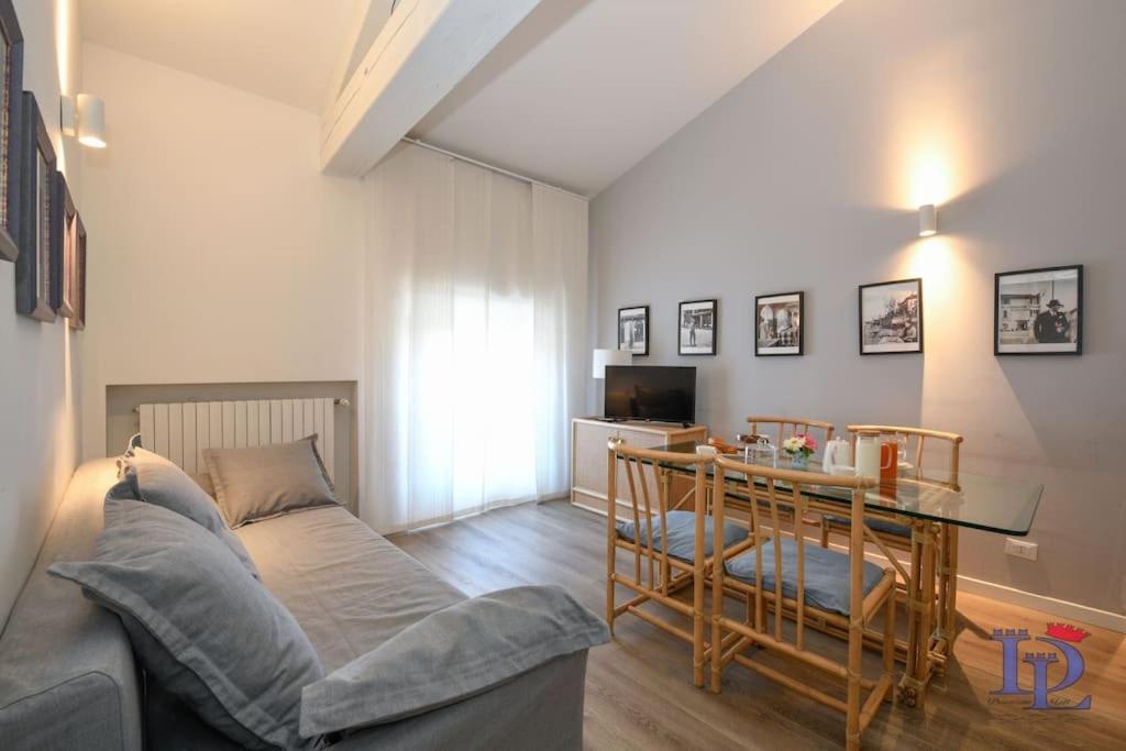 een woonkamer met een bank en een tafel bij Desenzanoloft Peler in Desenzano del Garda