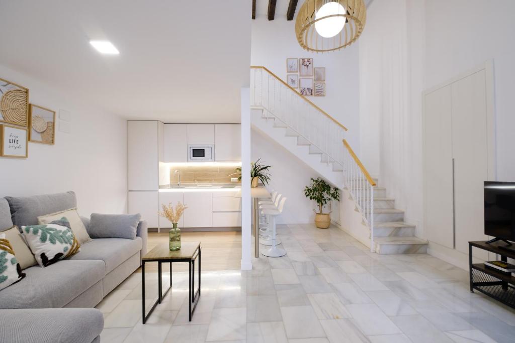 - un salon avec un canapé et un escalier dans l'établissement Precioso Loft en Centro Histórico de Córdoba., à Cordoue