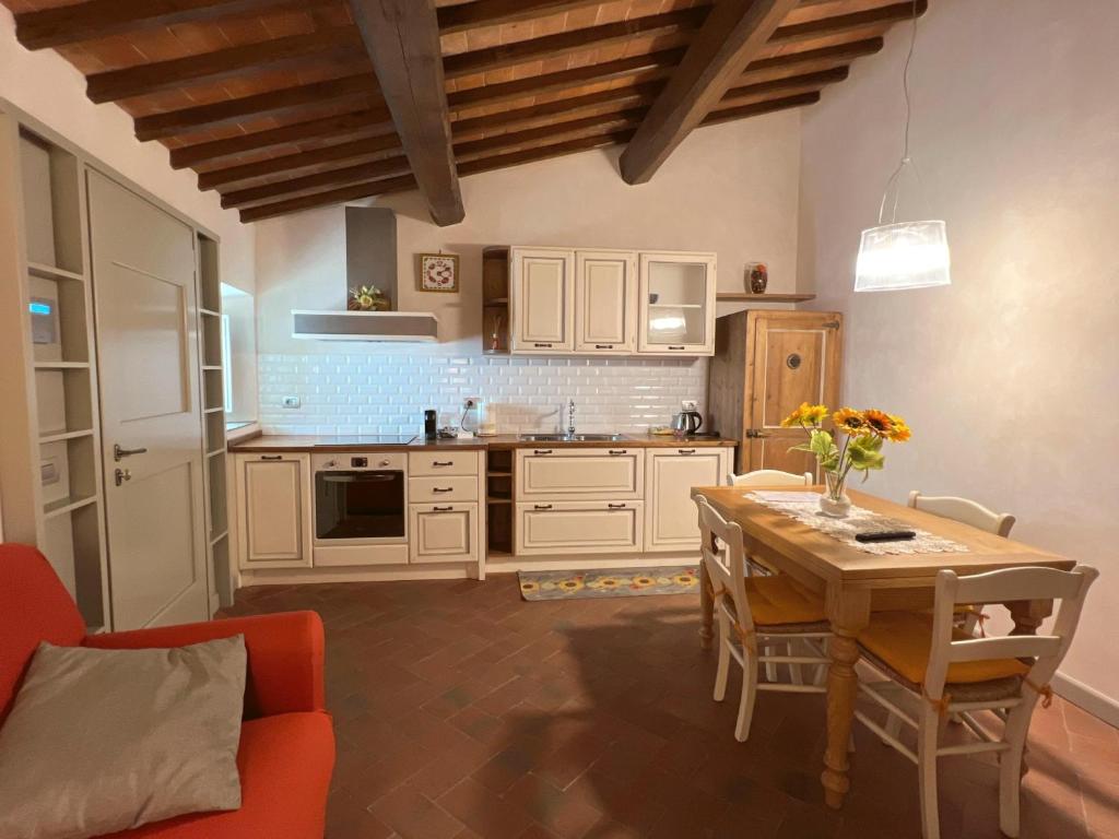 a kitchen with a table and a dining room at Appartamento Podere la Chiusa in Sesto Fiorentino