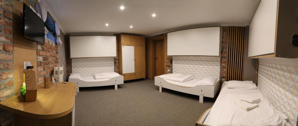 מיטה או מיטות בחדר ב-Pokoje Wieliczka