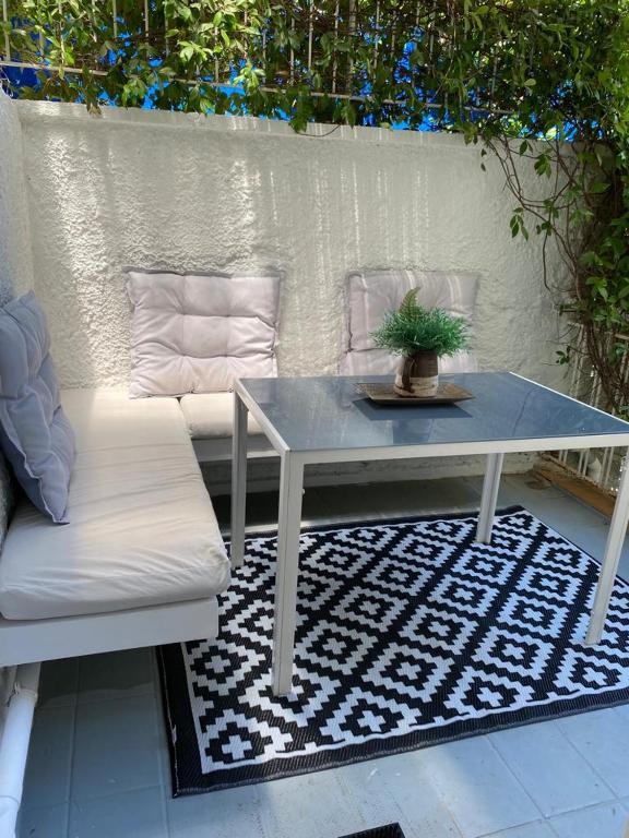 Posezení v ubytování Cozy seaside studio in Lemos Vouliagmenis