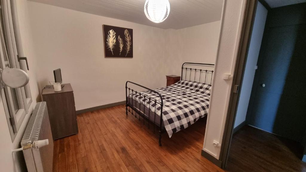 niewielka sypialnia z łóżkiem i telewizorem w obiekcie LE ROCAGERMANOIS - Jolie maison de village w mieście Saint-Germain-le-Rocheux