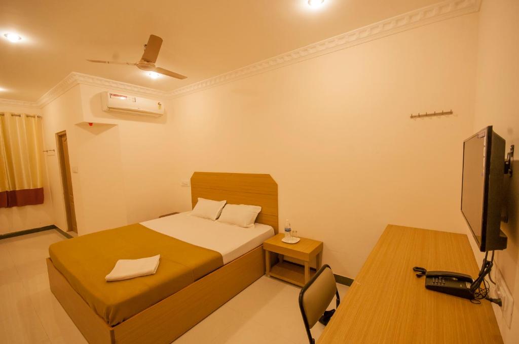 TV a/nebo společenská místnost v ubytování Hotel Nachiappa Palace