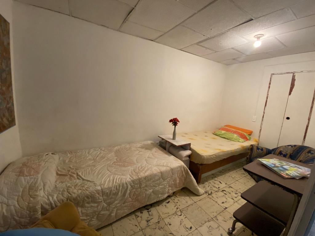 Postel nebo postele na pokoji v ubytování Hostal Casa Las Tías