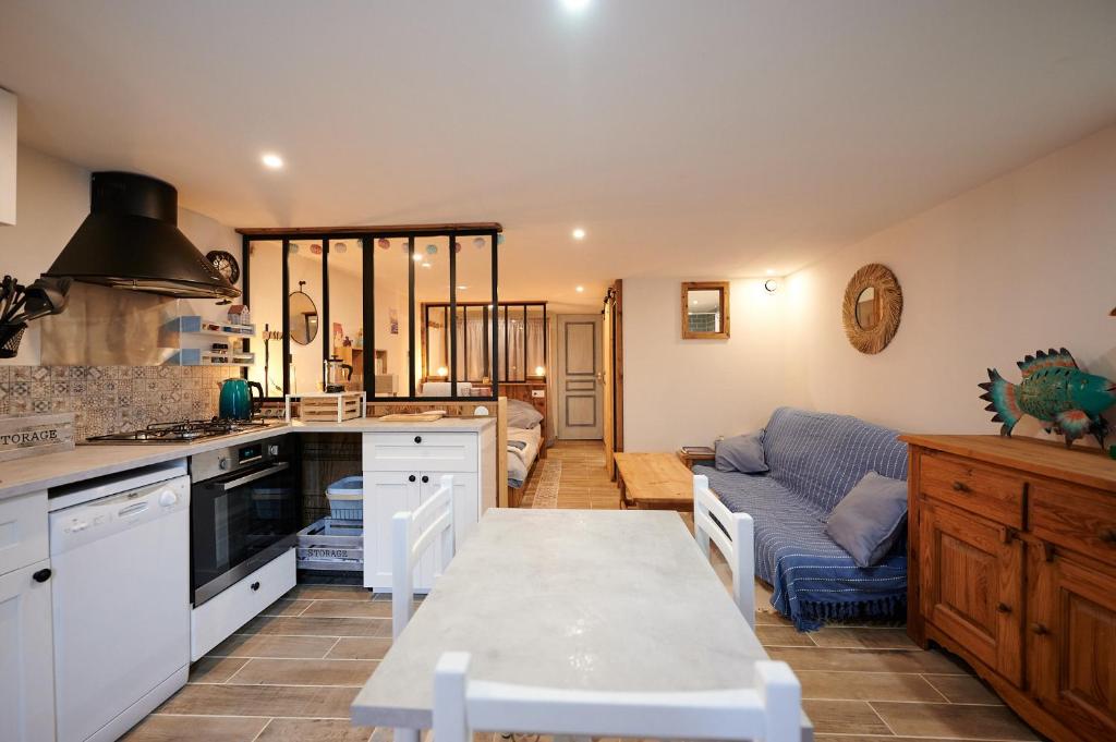 eine Küche und ein Wohnzimmer mit einem Sofa und einem Tisch in der Unterkunft Casa MaMa&ly in Bellentre