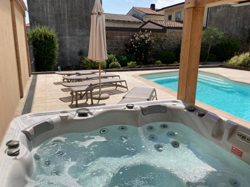 Bazén v ubytování Palazzo Strassoldo bed & breakfast nebo v jeho okolí