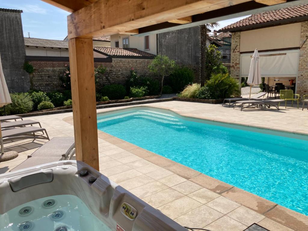 Bazén v ubytování Palazzo Strassoldo bed & breakfast nebo v jeho okolí