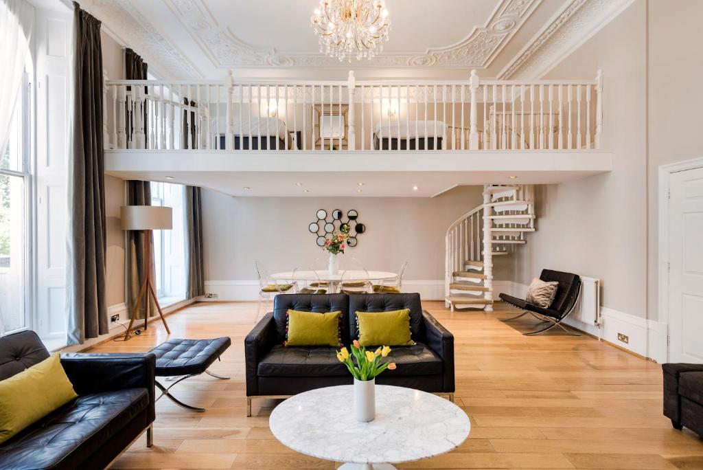 een woonkamer met een bank en een tafel bij Central London Hyde Park Apartments in Londen