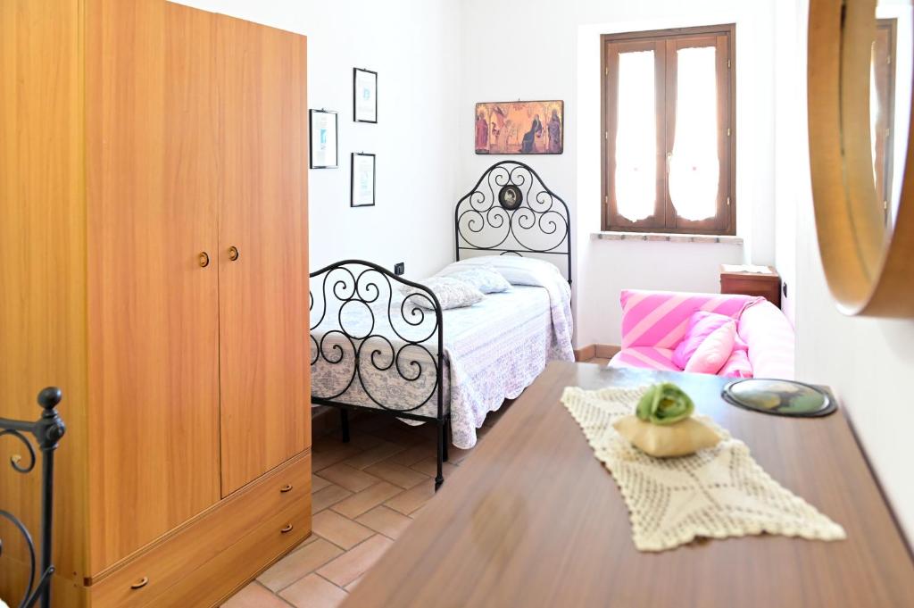 Un dormitorio con una cama y una mesa con un tazón. en CASA VALENTINA, en Nocera Umbra