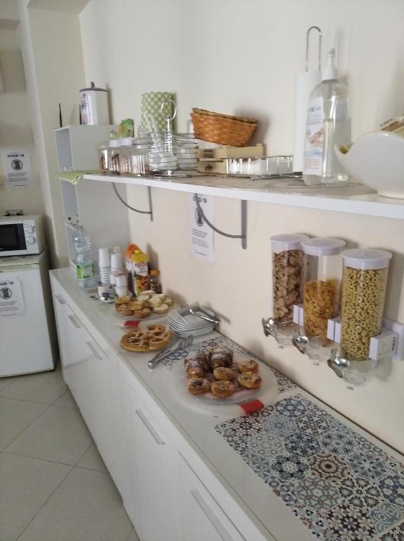 licznik z wieloma rodzajami pączków na nim w obiekcie Suliccenti b&b Marzamemi w mieście Marzamemi
