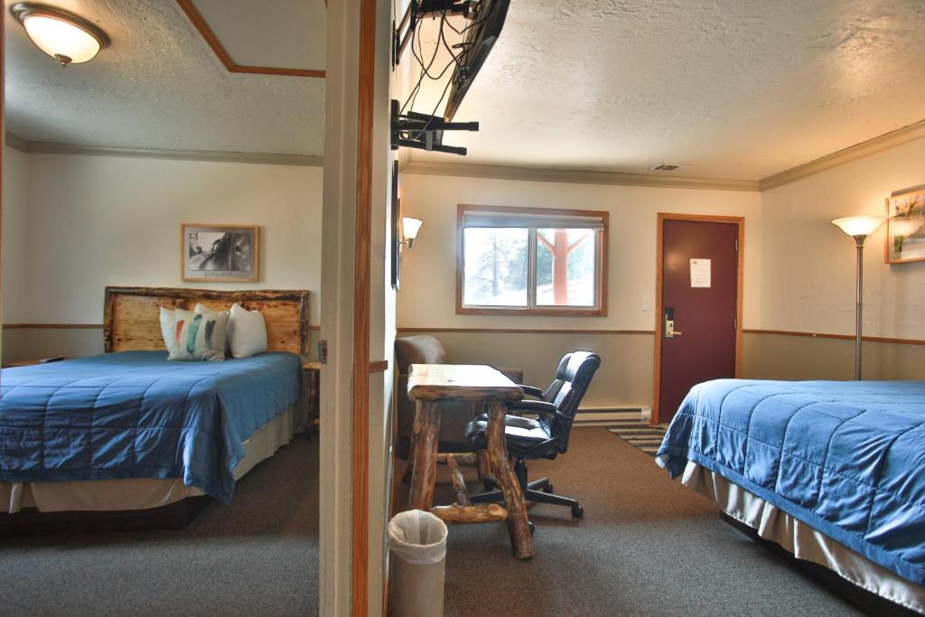 Postel nebo postele na pokoji v ubytování Sundance Motel