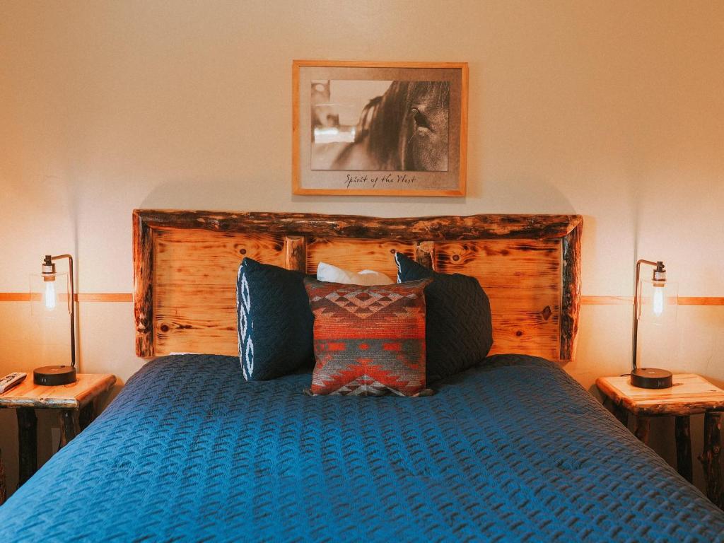 Postel nebo postele na pokoji v ubytování Sundance Motel