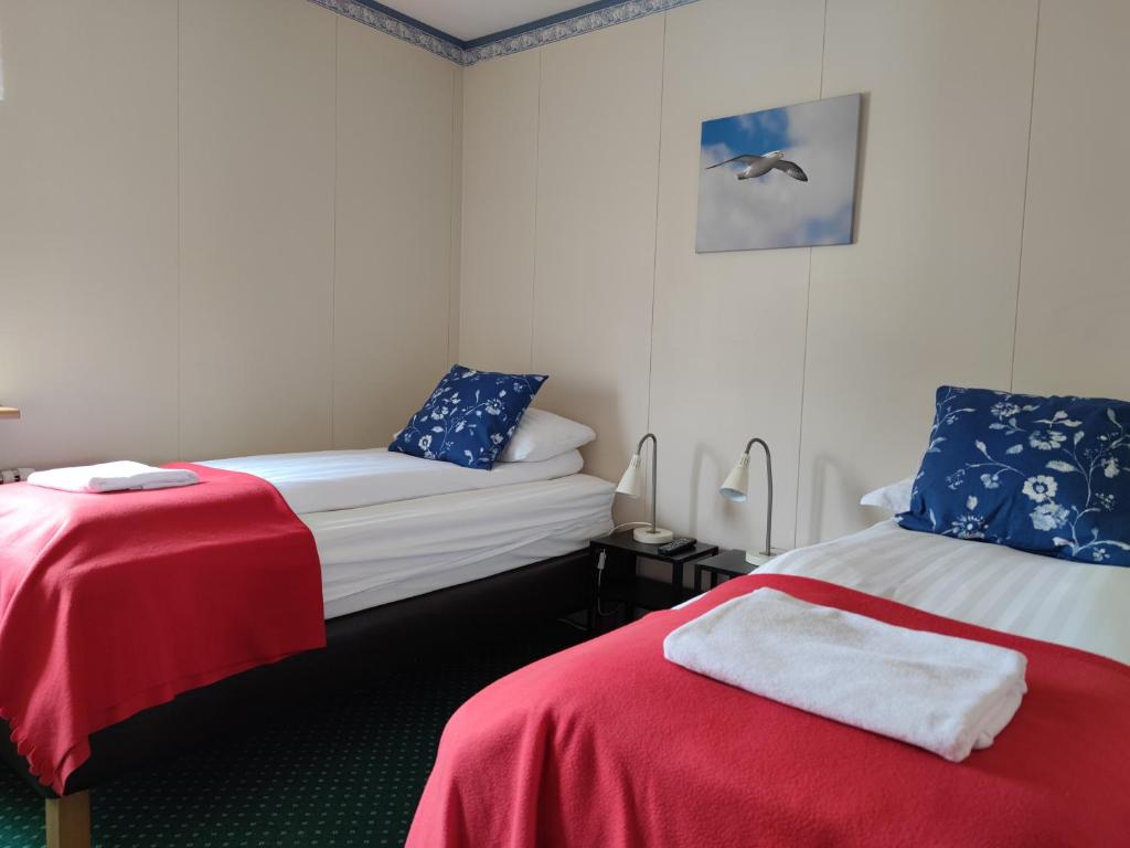 Rúm í herbergi á 550 Guesthouse