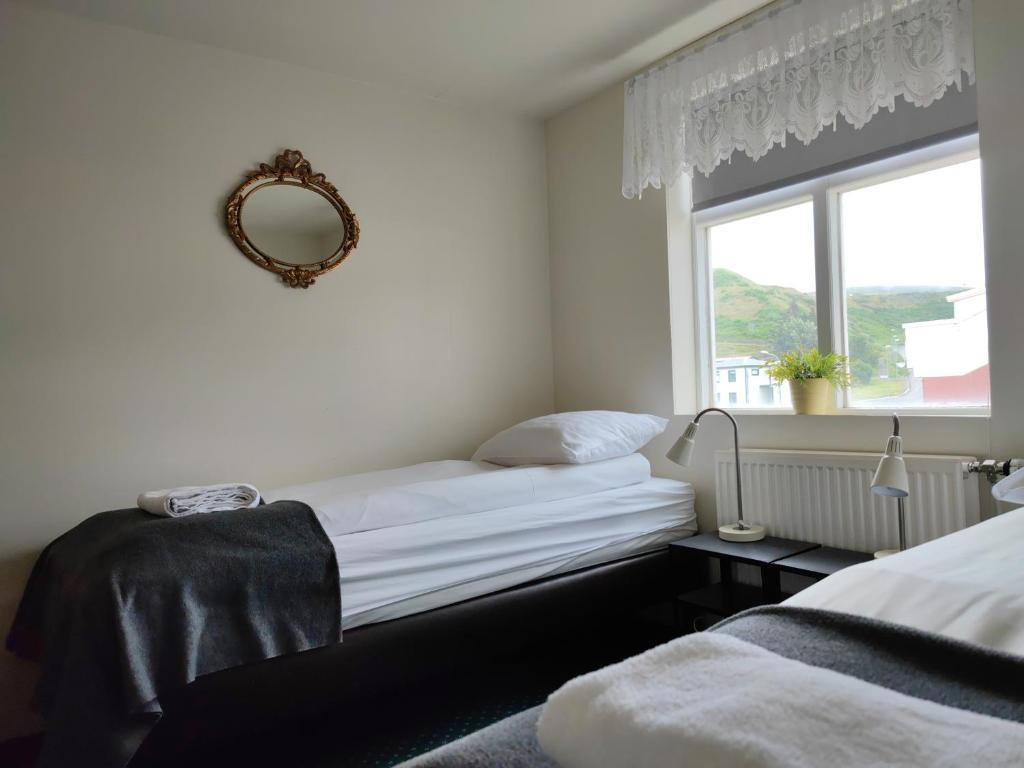 Rúm í herbergi á 550 Guesthouse
