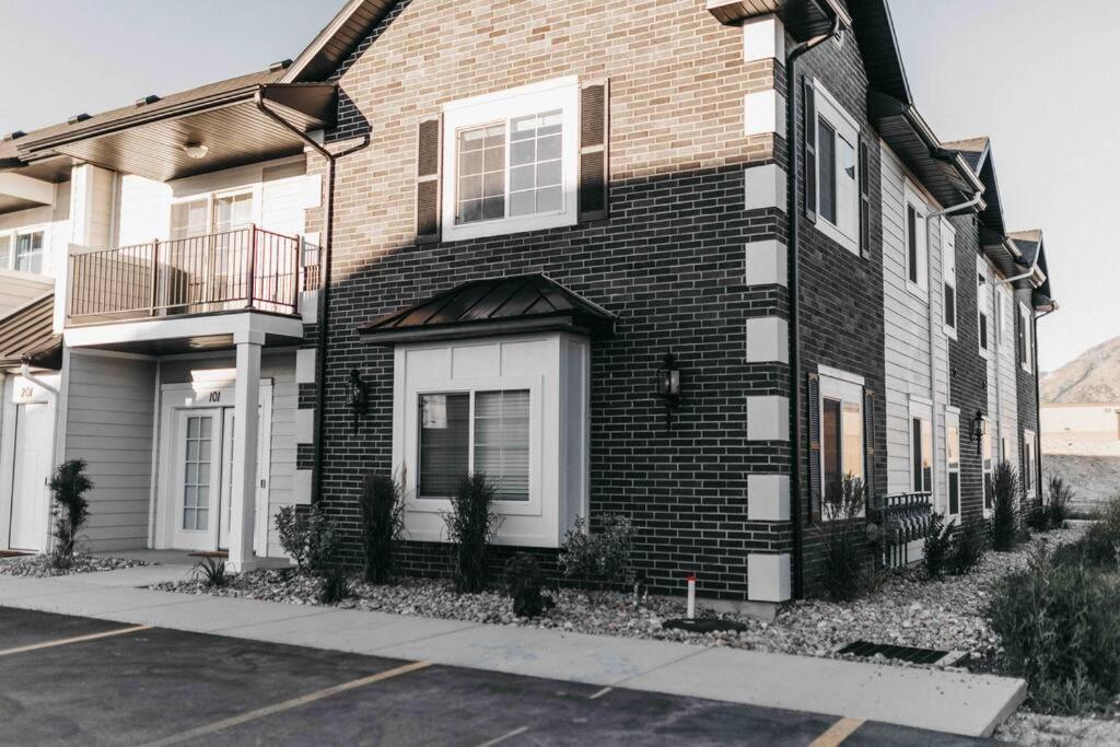 Beautiful New 3 BR 2BA Townhome No stairs - Housity