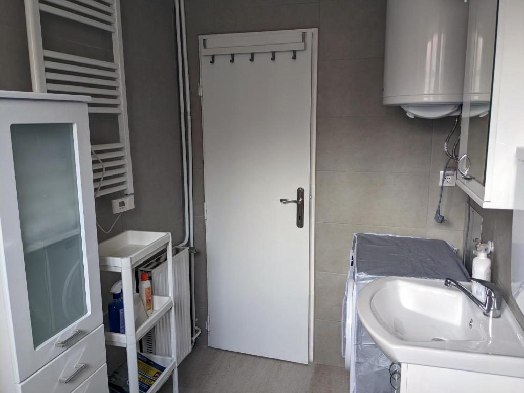 Kuchyň nebo kuchyňský kout v ubytování Affordable and Newly Renovated 1-bedroom Apartment