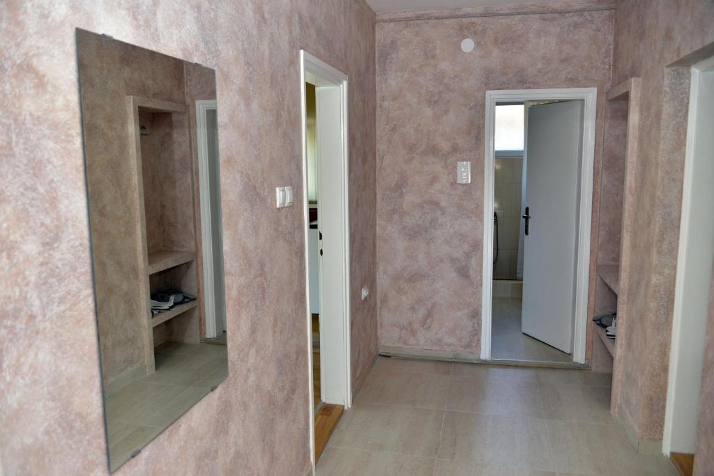 Fotografie z fotogalerie ubytování Affordable and Newly Renovated 1-bedroom Apartment v destinaci Kraljevo