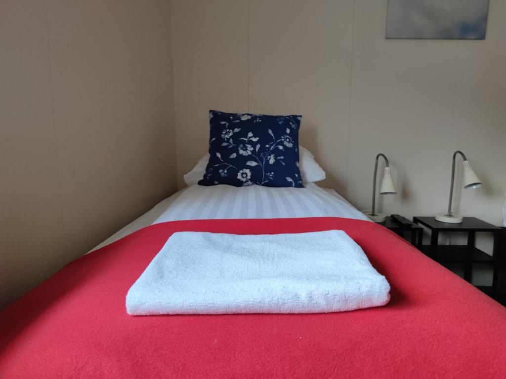 Rúm í herbergi á 550 Guesthouse
