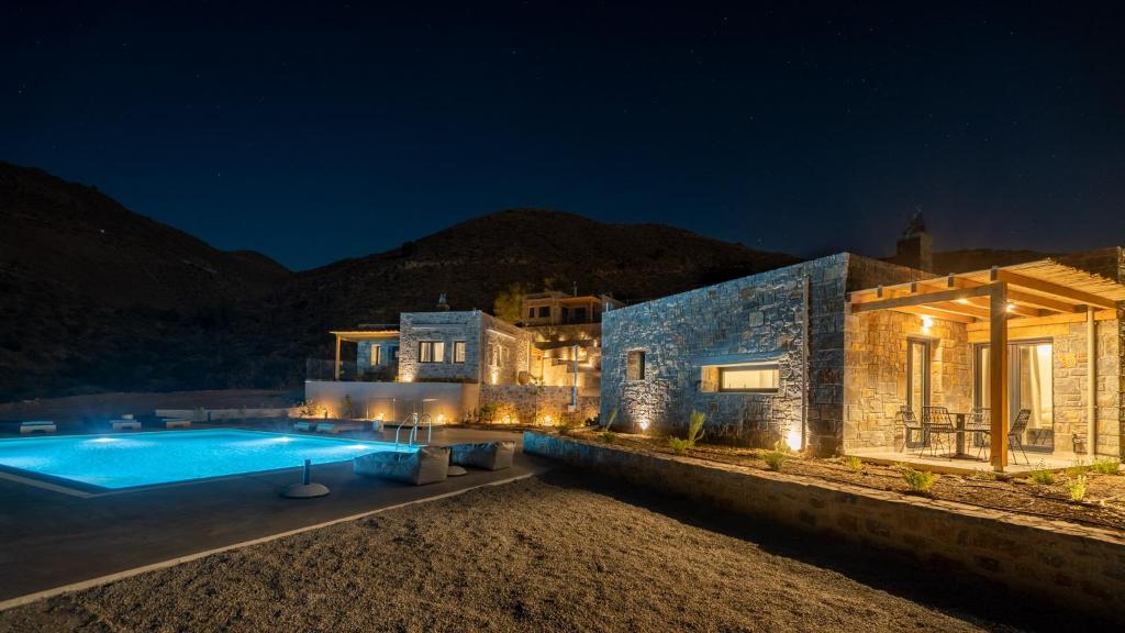 dom z basenem w nocy w obiekcie Celine Private Residences w mieście Lentas