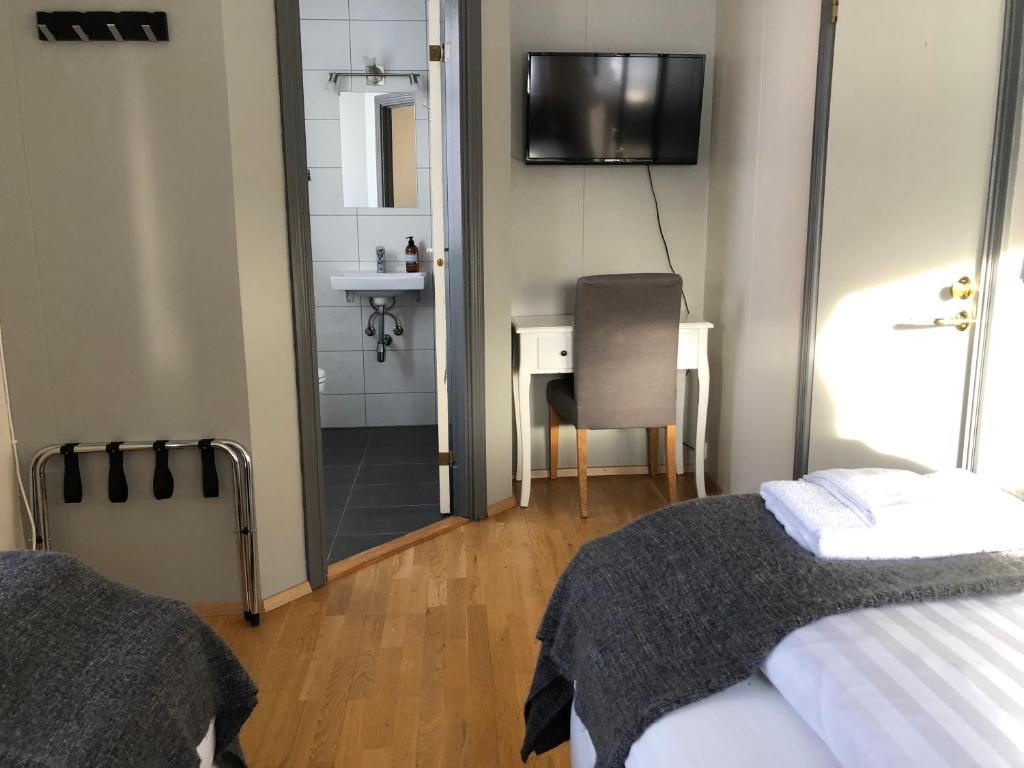 Rúm í herbergi á 550 Guesthouse