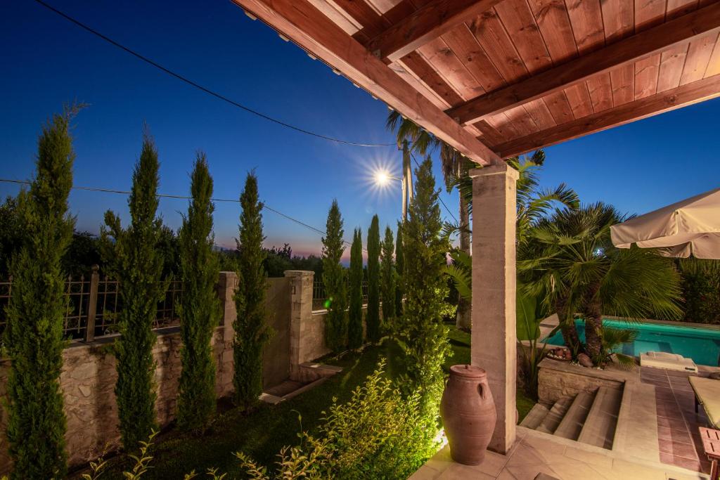 Bazén v ubytování Eleon Residence nebo v jeho okolí