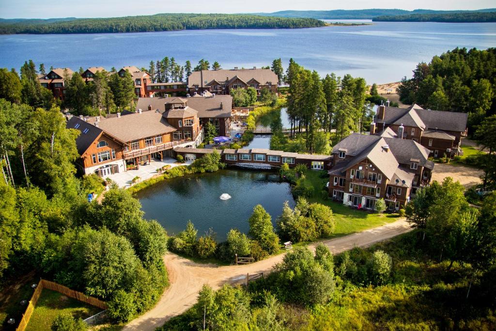 an aerial view of a home with a lake at Auberge du Lac Taureau et Condos in Saint-Michel-des-Saints