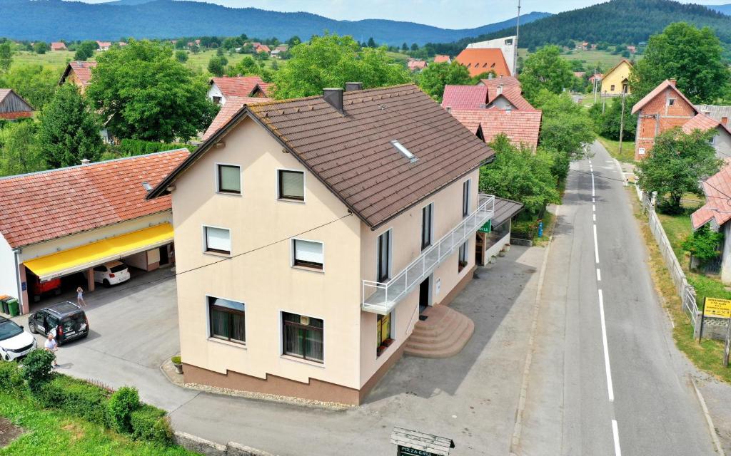 una vista aérea de una casa en una ciudad en Apartments Alan, en Saborsko