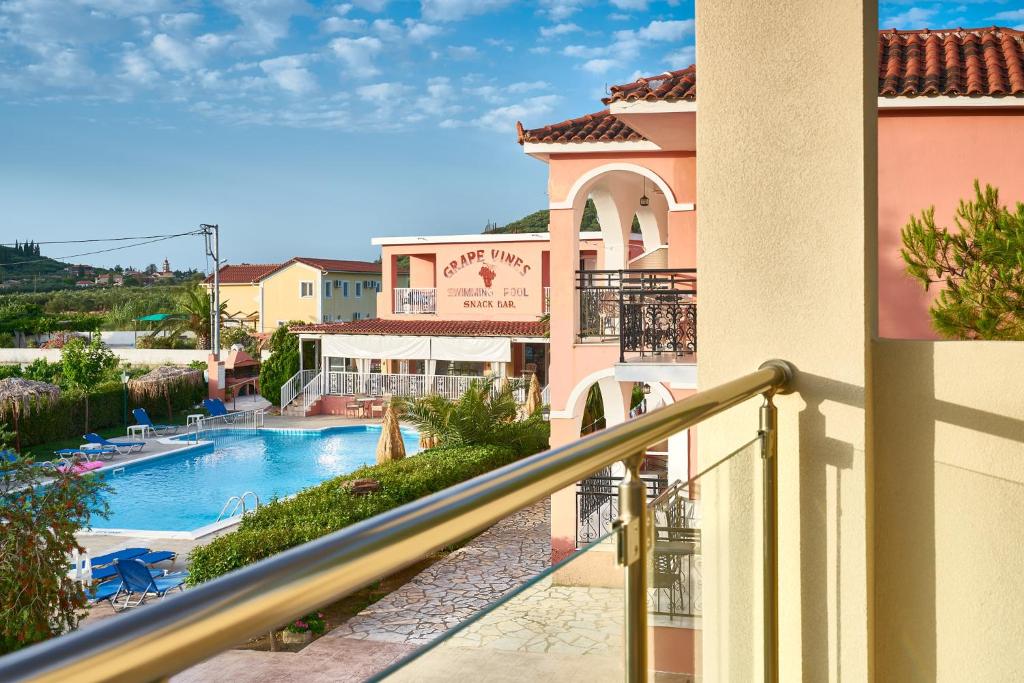 Bazén v ubytování Grapevines Hotel nebo v jeho okolí