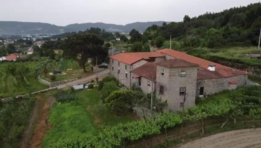 widok z góry na dom na wzgórzu w obiekcie Quinta do Pinheiro w mieście Guimarães