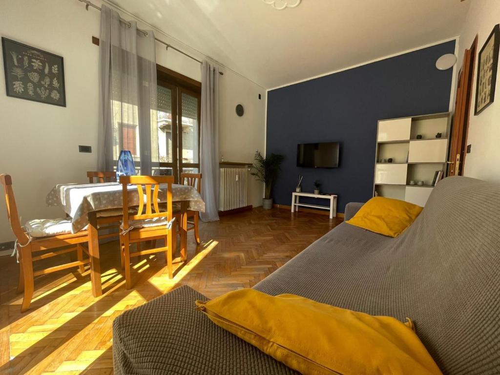 sala de estar con cama y comedor en Casa Saluzzo, en Turín