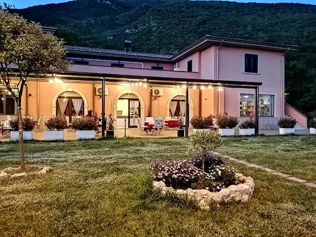 ein Haus mit einem großen Garten davor in der Unterkunft Salisù Country House in Mignano Monte Lungo