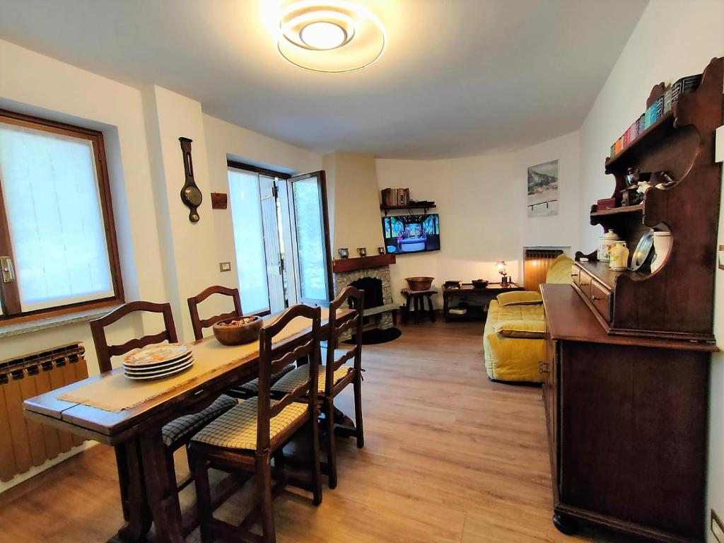 TV a/nebo společenská místnost v ubytování Appartamento in centro a Torgnon
