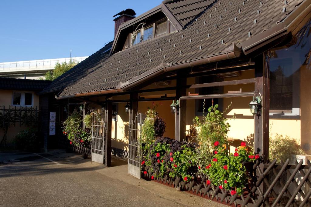 ein Gebäude mit Blumen auf der Seite in der Unterkunft Črni Baron Pension Black Baron in Maribor